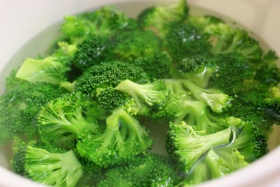 mencuci brokoli